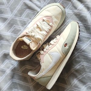 Nike Waffle Trainer 2 in Cashmere